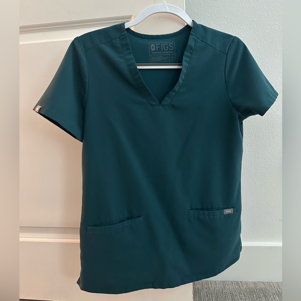 FIGS - Women’s Caribbean Blue Casma - Three Pocket Scrub Top